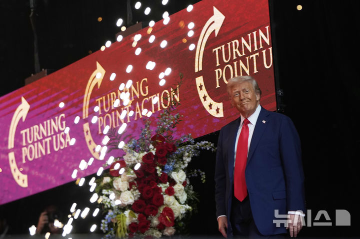 [글렌데일=AP/뉴시스] 도널드 트럼프 미국 대통령이 21일(현지 시간) 애리조나주 글렌데일 스테이트팜 스타디움에서 열린 보수 성향 활동가 찰리 커크 추모 행사에 참석하고 있다. 2025.09.22.