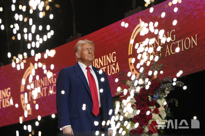 [글렌데일=AP/뉴시스] 도널드 트럼프 미국 대통령이 21일(현지 시간) 애리조나주 글렌데일 스테이트팜 스타디움에서 열린 보수 성향 활동가 찰리 커크 추모 행사에 참석하고 있다. 2025.09.22.