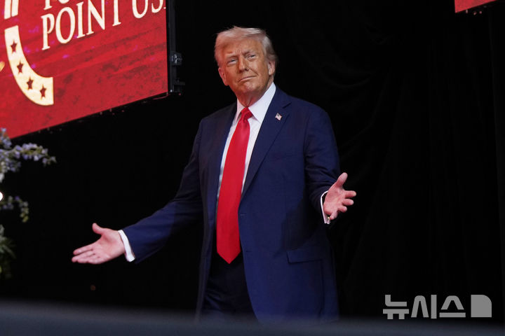 [글렌데일=AP/뉴시스] 도널드 트럼프 미국 대통령이 21일(현지 시간) 애리조나주 글렌데일 스테이트팜 스타디움에서 열린 보수 성향 활동가 찰리 커크 추모 행사에 참석하고 있다. 2025.09.22.