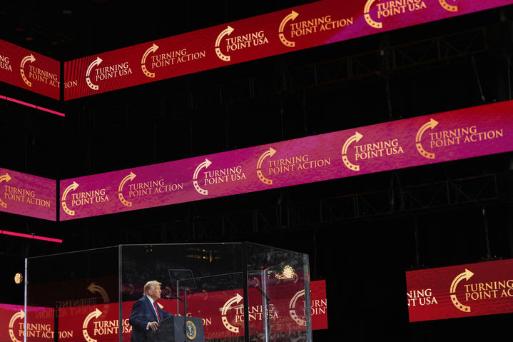 [글렌데일=AP/뉴시스] 도널드 트럼프 미국 대통령이 21일(현지 시간) 애리조나주 글렌데일 스테이트팜 스타디움에서 열린 보수 성향 활동가 찰리 커크 추모 행사에 참석해 연설하고 있다. 2025.09.22.