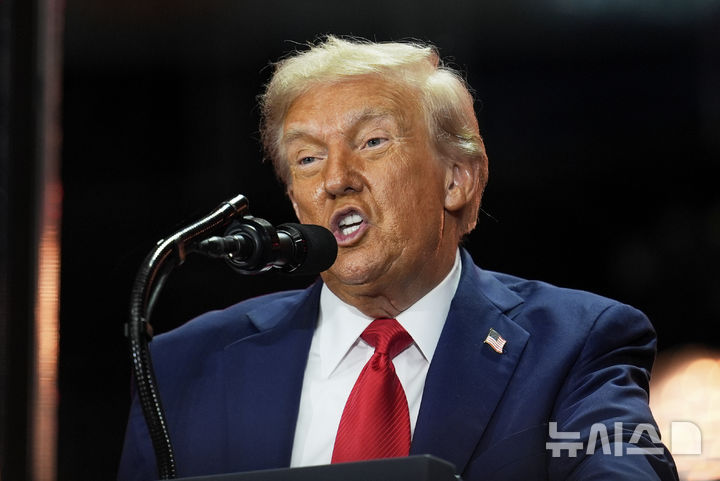 [글렌데일=AP/뉴시스] 도널드 트럼프 미국 대통령이 21일(현지 시간) 애리조나주 글렌데일 스테이트팜 스타디움에서 열린 보수 성향 활동가 찰리 커크 추모 행사에 참석해 연설하고 있다. 2025.09.22.