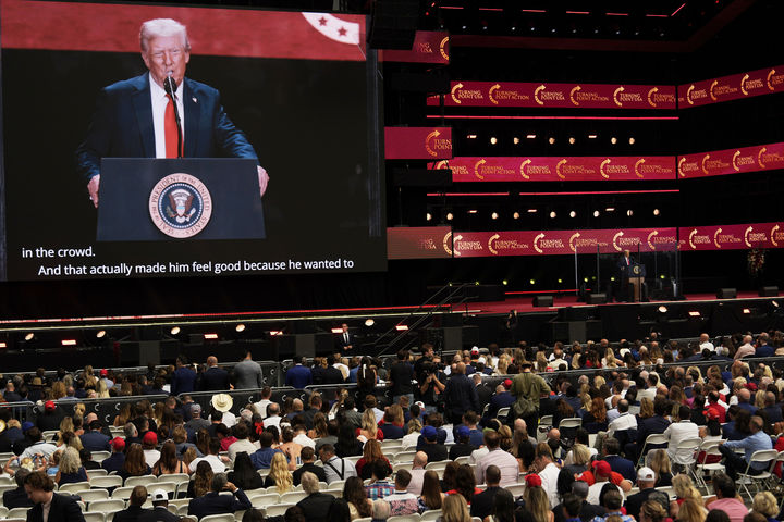 [글렌데일=AP/뉴시스] 도널드 트럼프 미국 대통령이 21일(현지 시간) 애리조나주 글렌데일 스테이트팜 스타디움에서 열린 보수 성향 활동가 찰리 커크 추모 행사에 참석해 연설하고 있다. 2025.09.22.
