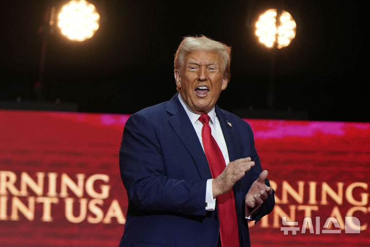 [글렌데일=AP/뉴시스] 도널드 트럼프 미국 대통령이 21일(현지 시간) 애리조나주 글렌데일 스테이트팜 스타디움에서 열린 보수 성향 활동가 찰리 커크 추모 행사에 참석하고 있다.&nbsp; 2025.09.22.