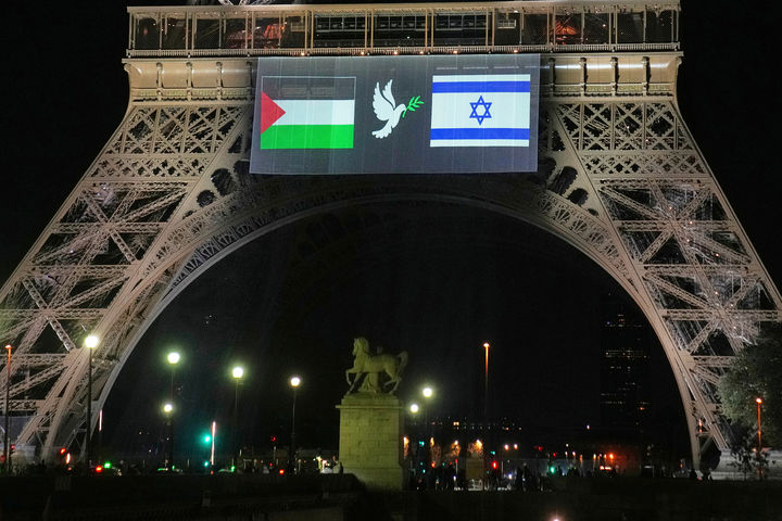 [파리=AP/뉴시스] 에마뉘엘 마크롱 프랑스 대통령이 유엔 총회에서 팔레스타인을 독립 국가로 인정할 예정인 가운데 21일(현지 시간) 파리 에펠탑에 팔레스타인과 이스라엘 국기가 함께 투사된 대형 스크린이 전시돼 있다. 2025.09.22. 