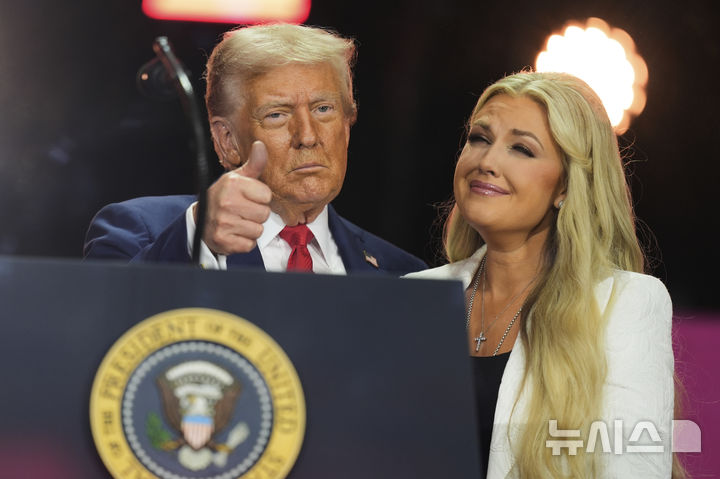 [글렌데일=AP/뉴시스] 도널드 트럼프 미국 대통령이 21일(현지 시간) 애리조나주 글렌데일 스테이트팜 스타디움에서 열린 보수 성향 활동가 찰리 커크 추모 행사에 참석해 미망인 에리카 커크와 이야기를 나누고 있다. 2025.09.22.