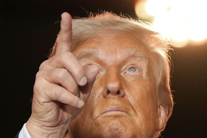 [글렌데일=AP/뉴시스] 도널드 트럼프 미국 대통령이 21일(현지 시간) 애리조나주 글렌데일 스테이트팜 스타디움에서 열린 보수 성향 활동가 찰리 커크 추모 행사에 참석해 있다. 2025.09.22.