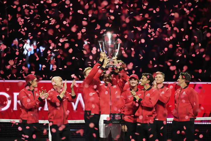 [샌프란시스코=AP/뉴시스] '팀 월드'의 테일러 프리츠(5위·미국)가 21일(현지 시간) 미 캘리포니아주 샌프란시스코 체이스 센터에서 열린 2025 레이버컵 테니스 대회 우승컵을 들고 동료들과 함께 환호하고 있다. '팀 월드'는 '팀 유럽'을 종합 점수 15-9로 물리치고 우승을 차지했다. 팀 월드는 프리츠, 알렉스 드미노어(8위·호주), 프란치스코 세룬돌로(21위·아르헨티나), 앨릭스 미컬슨(32위·미국), 주앙 폰세카(42위·브라질), 라일리 오펠카(62위·미국) 등이, 팀 유럽은 카를로스 알카라스(1위·스페인), 알렉산더 츠베레프(3위·독일), 홀게르 루네(11위·덴마크), 카스페르 루드(12위·노르웨이), 야쿠프 멘시크(17위), 토마시 마하치(22위·이상 체코), 플라비오 코볼리(25위·이탈리아) 등이 출전했다. 2025.09.22.