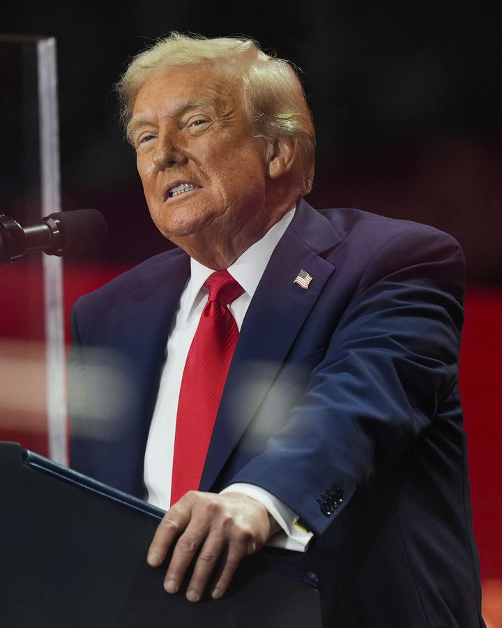 [글렌데일=AP/뉴시스]도널드 트럼프 미 대통령이 21일(현지 시각) 애리조나주 글렌데일의 스테이트팜 스타디움에서 열린 보수 활동가로 10일 총격 살해된 찰리 커크 장례식에서 연설하고 있다. 2025.09.23. 