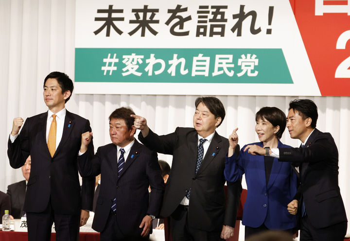 [도쿄=AP/뉴시스]사진은 지난 22일 일본 도쿄 자민당 당 본부에서 총재 선거 고시일 행사에서 5명의 후보가 연설을 마친 뒤 사진 촬영 포즈를 하고 있는 모습. 왼쪽부터 고바야시 다카유키 전 경제안보상, 모테기 도시미쓰 전 자민당 간사장, 하야시 요시마사 관방장관, 다카이치 사나에 전 경제안보상, 고이즈미 신지로 농림수산상. 2025.09.23.