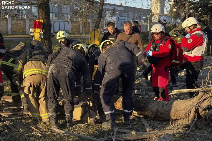 [자포리자=AP/뉴시스] 22일(현지 시간) 자포리자시에서 구조대가 러시아 공습 희생자 시신을 옮기고 있다. 2025.09.22.