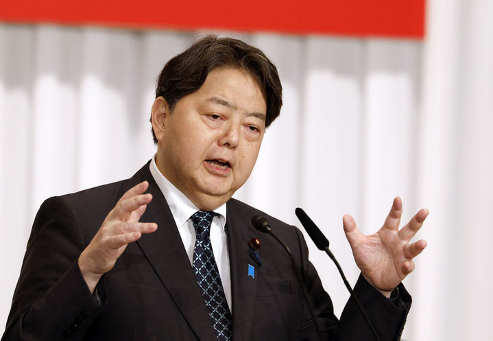 [도쿄=AP/뉴시스] 하야시 요시마사 일본 관방장관이 지난 22일 일본 도쿄에서 자민당 총재 선거에 출마해 소견을 발표하고 있다. 이시바 시게루 총리가 자민당 총재를 사임하면서 후임 총재 선거전이 시작돼 유력 후보인 하야시 장관을 비롯해 다카이치 사나에 전 경제안보담당상, 고이즈미 신지로 농림수산상, 고바야시 다카유키 전 경제안보담당상, 모테기 도시미쓰 전 자민당 간사장 등이 5명이 출사표를 던졌다. 2025.09.22.