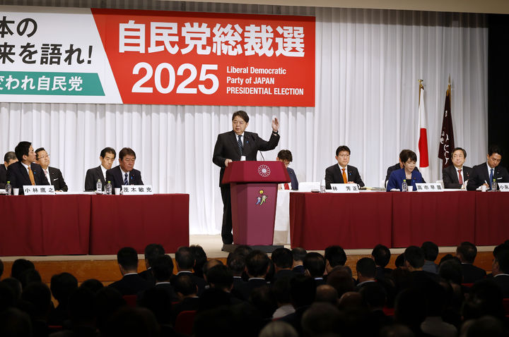 [도쿄=AP/뉴시스] 하야시 요시마사 일본 관방장관이 지난 22일 일본 도쿄에서 자민당 총재 선거에 출마해 소견을 발표하고 있다. 이시바 시게루 총리가 자민당 총재를 사임하면서 후임 총재 선거전이 시작돼 유력 후보인 하야시 장관을 비롯해 다카이치 사나에 전 경제안보담당상, 고이즈미 신지로 농림수산상, 고바야시 다카유키 전 경제안보담당상, 모테기 도시미쓰 전 자민당 간사장 등이 5명이 출사표를 던졌다. 2025.09.22.