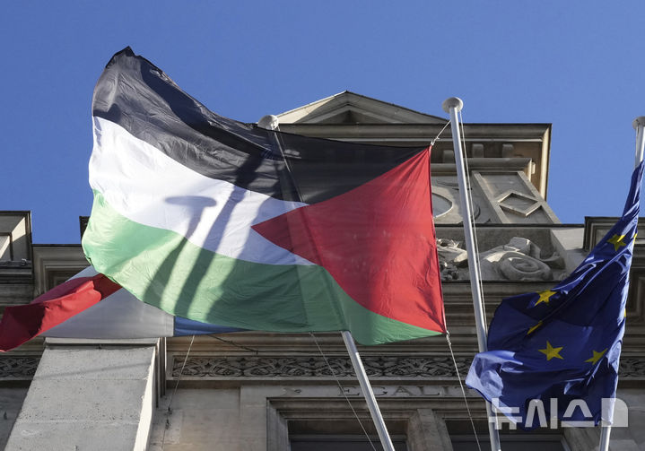 [AP/뉴;시스] 프랑스의 팔레스타인 국가 인정이 임박한 가운데 22일 북부 셍-드니 시의 시청 전면에 팔레스타인 국기가 프랑스 국기 및 유럽연합 기와 함게 나란히 걸려 있다. 