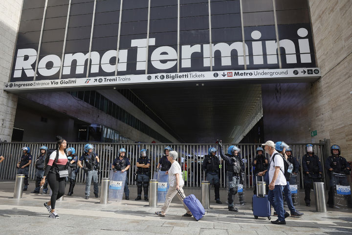 [로마=AP/뉴시스]이탈리아 노조들이 22일 가자지구 폭력에 대한 정부의 무기력한 대응에 항의하기 위해 총파업에 나선 가운데 폭동 진압 장비를 착용한 경찰들이 로마 테르미니 중앙역 입구를 봉쇄하고 있다. 이탈리아 라벤나의 알레산드로 바라토니 시장은 라벤나항이 지난 18일 지역 행정관들의 서한에 따라 이스라엘로 향하는 "폭발물"을 실은 컨테이너선 2척의 운송을 봉쇄했다고 22일 밝혔다. 2205.09.22.