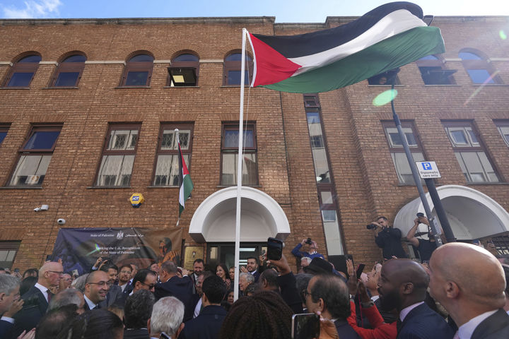 [런던=AP/뉴시스] 22일(현지 시간) 런던 팔레스타인 대표부에서 열린 행사에서 후삼 좀로트 주영 팔레스타인 대표가 팔레스타인 국기를 게양하고 있다. 2025.09.22.
