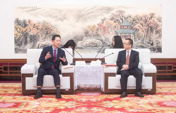 [구미=뉴시스] 뤄좐지 주임과 면담하는 김장호 구미시장. (사진=구미시 제공) 2025.09.22 photo@newsis.com *재판매 및 DB 금지