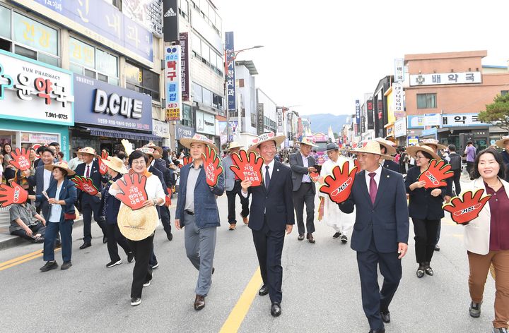[거창=뉴시스] 지난해 거창한마당대축제 거리퍼레이드 (사진=거창군 제공) 2025. 09. 22. photo@newsis.com *재판매 및 DB 금지