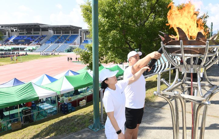 [거창=뉴시스] 지난해 거창한마당대축제 군민체육대회 성화 채화 (사진=거창군 제공) 2025. 09. 22. photo@newsis.com&nbsp; *재판매 및 DB 금지