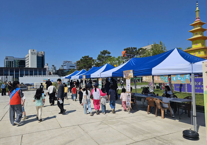 [진주=뉴시스] 진주시, 지난 4월 열린 학생과 함께하는 탄소중립 캠페인 ‘그린 투게더’.(사진=진주시 제공).2025.09.22.photo@newsis.com *재판매 및 DB 금지
