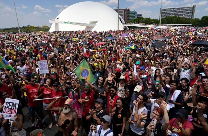 [브라질리아=AP/뉴시스] 브라질 브라질리아에서 21일 자이르 볼소나루 전 대통령과 그의 동료들에게 유리할 수 있는 사면 법안에 항의하는 시위가 벌어지고 있다. 2025.09.22. *재판매 및 DB 금지