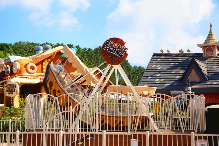 [부산=뉴시스] 신규 어트랙션 '쿠키스윙' (사진=롯데월드 어드벤처 부산 제공) 2025.09.22. photo@newsis.com *재판매 및 DB 금지