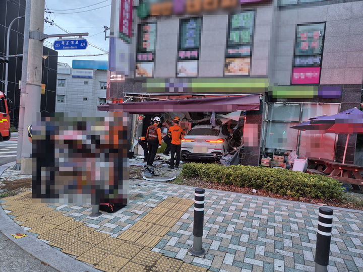 [부산=뉴시스] 22일 오전 6시6분께 부산 해운대구의 한 교차로에서 스포츠유틸리티차랑(SUV)이 도로 옆 편의점으로 돌진했다. (사진=부산경찰청 제공) 2025.09.22. photo@newsis.com *재판매 및 DB 금지