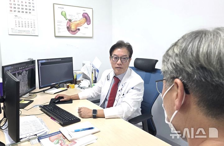[부산=뉴시스] 백재현 기자 = 이상수 센텀종합병원 췌장담도센터장이 환자와 상담하고 있다. 2025.09.22. itbrian@newsis.com