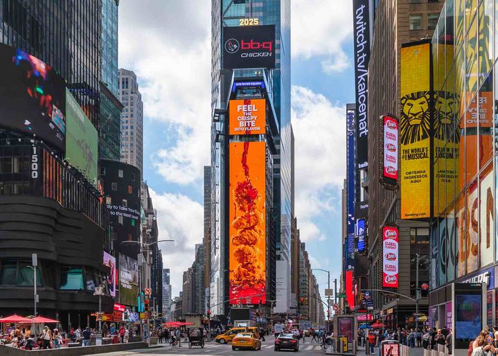 [서울=뉴시스] BBQ가 뉴욕 타임스스퀘어(Times Square) 정중앙에 위치한 ‘원 타임스스퀘어(One Times Square)에 송출한 광고 모습.(사진=제너시스비비큐 제공) *재판매 및 DB 금지