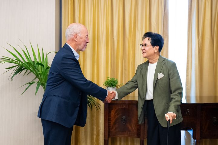 [서울=뉴시스] 이재현 CJ그룹 회장이 영국 런던에서 스포츠 마케팅 전문가 마이클 페인 대표를 만나 악수를 나누고 있다.(사진=CJ그룹 제공) *재판매 및 DB 금지