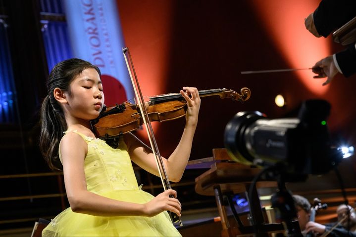 [서울=뉴시스] 바이올리니스트 김연아가 지난 13일(현지시간) 체코 프라하에서 열린 제59회 안토닌 드보르작 국제 청소년 라디오 콩쿠르 '콘체르티노 프라가'에서 역대 최연소로 1위를 차지했다. (사진=코코클래식 제공) 2025.09.22. photo@newsis.com *재판매 및 DB 금지