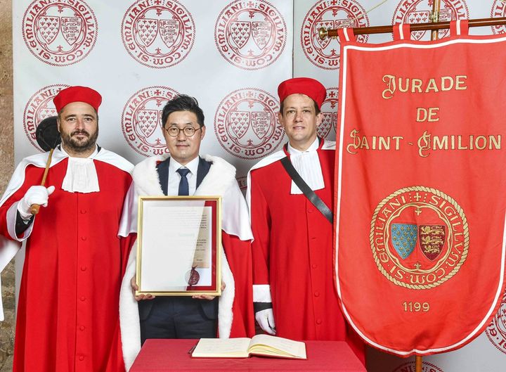 [서울=뉴시스] 현대백화점은 자사 H&B(Health & Beverage, 헬스 앤 베버리지)팀 주류총괄 남궁현 바이어가 프랑스 보르도 지역의 와이너리 '팔레 카르디날(Palais Cardinal)'에서 820년 역사의 프랑스의 와인 기사 작위인 '쥐라드 드 생떼밀리옹(Jurade de Saint-Emilion)'을 받았다고 22일 밝혔다. (사진=현대백화점 제공) *재판매 및 DB 금지