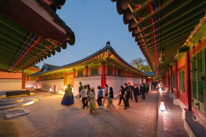 [서울=뉴시스] 경복궁 별빛야행 –해설사와 경내 탐방하는 관람객들 (사진=국가유산청 제공) 2025.09.22. photoNewsis.com *재판매 및 DB 금지