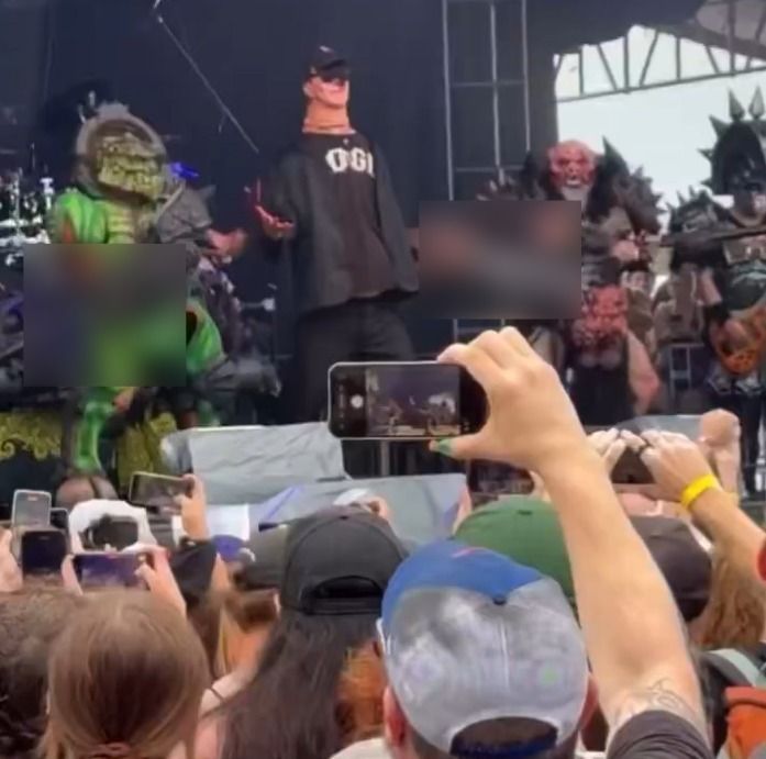 [뉴시스]미국의 헤비메탈 밴드 GWAR가 시카고에서 열린 음악 축제 무대에서 일론 머스크와 도널드 트럼프 전 미국 대통령을 본뜬 모형을 대상으로 과격한 퍼포먼스를 펼쳐 논란이 일고 있다.(사진=엑스/@hottakecarley).2025.09.22 *재판매 및 DB 금지