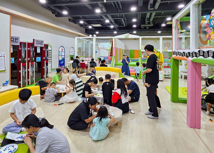 [창녕=뉴시스] 아이행복키움터에서 멸종위기 동물 디폼블록 만들기 체험을 하고 있다. (사진= 창녕군 제공) 2025.09.22. photo@newsis.com *재판매 및 DB 금지