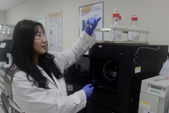 [세종=뉴시스] 한국농업기술진흥원(농진원)이 지역특화작물의 부가가치를 높이고 기능성 농산물 연구를 지원하기 위해 항암 효과가 알려진 천연물질 '글루코시놀레이트(Glucosinolate)' 10종 분석 서비스를 새롭게 시작한다고 22일 밝혔다. (사진=농진원 제공) 2025.09.22. photo@newsis.com *재판매 및 DB 금지