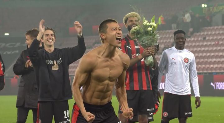 [서울=뉴시스] 무릎 부상에서 회복한 한국 남자 축구 대표팀 공격수 조규성(27·미트윌란)이 2경기 연속골 후 선보인 깜짝 상의 탈의 세레머니가 화제다. (사진=TV2스포츠 갈무리) 2025.09.22 *재판매 및 DB 금지