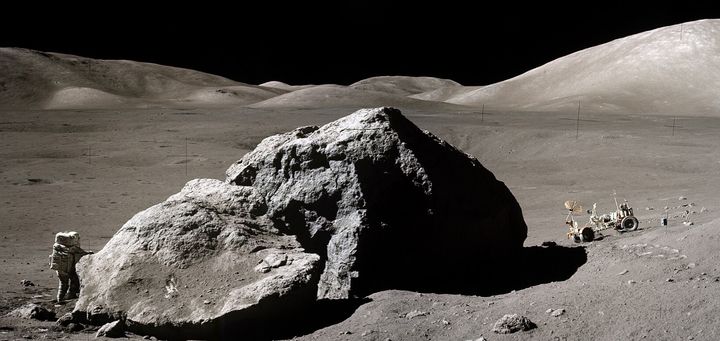  [서울=뉴시스] 아폴로 17호 우주비행사 해리스 슈미트가 1972년 12월 13일 활영된 영상에서 달 표면 '트레이시 록'으로 명명된 둔덕옆에서 활동하고 있다.(출처: 위키피디아) 2025.09.22. *재판매 및 DB 금지