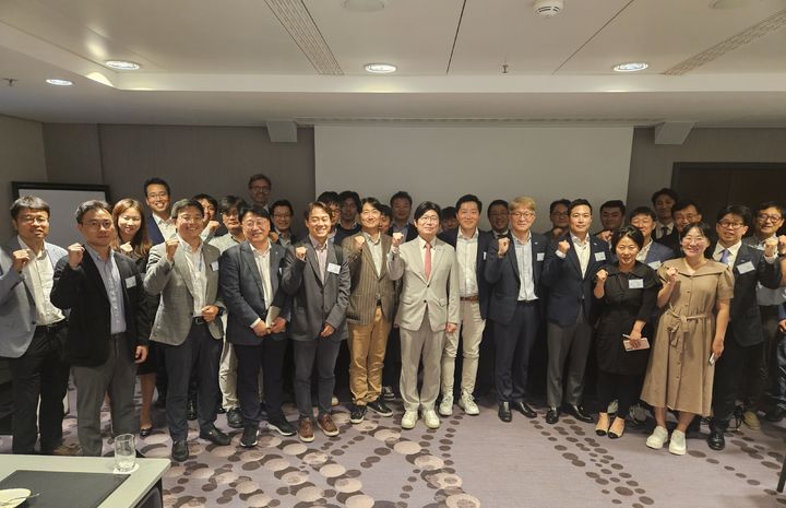 [부산=뉴시스] 한국해양진흥공사는 지난 18일(현지시각) 독일 프랑크푸르트에서 유럽 현지에 진출한 한국 해운·항만·물류기업 및 유관기관 등을 대상으로 '2025 KOBC 글로벌 물류·공급망 투자지원 사업설명회'를 열었다. (사진=한국해양진흥공사 제공) 2025.09.22. photo@newsis.com *재판매 및 DB 금지