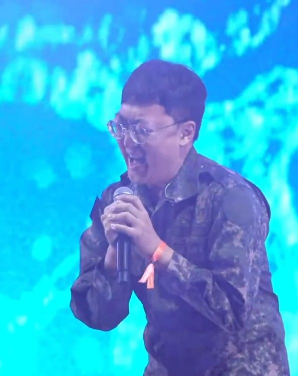 [뉴시스] 드라우닝을 부르고 있는 충주맨의 모습. (사진=인스타그램) 2025.9.22 *재판매 및 DB 금지