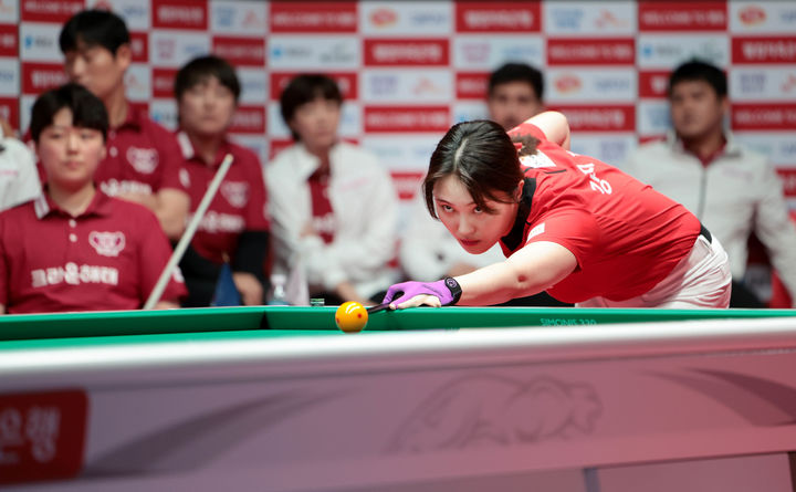 [서울=뉴시스] 웰컴저축은행 PBA 팀리그 2025~2026 3라운드 조기 우승을 확정한 SK렌터카의 강지은. (사진=PBA 제공) *재판매 및 DB 금지