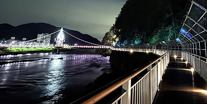 [홍천=뉴시스] 22일 홍천군은 홍천강변 송학정교 잔도 산책로 경관조명 공사 완료됐다 고 밝혔다. 홍천군 제공. *재판매 및 DB 금지