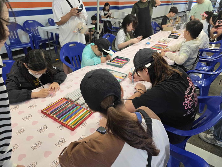 [밀양=뉴시스] 제6회 외계인 대축제 참가자들이 체험 부스를 운영하고 있다. (사진= 밀양시 제공) 2025.09.22. photo@newsis.com *재판매 및 DB 금지
