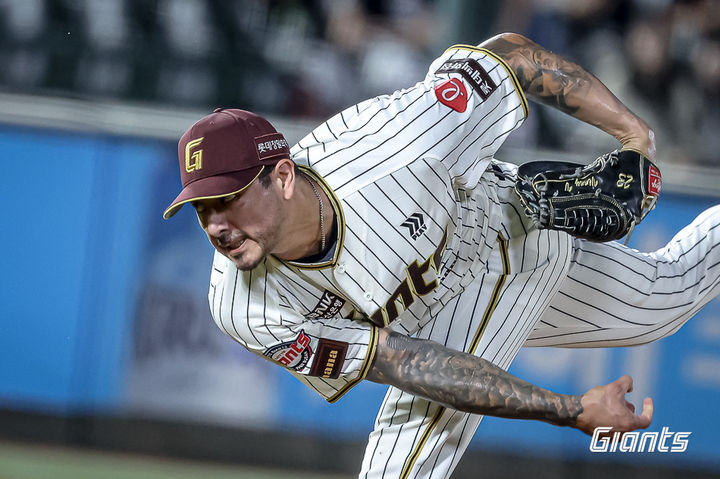 [서울=뉴시스] 프로야구 롯데 자이언츠 빈스 벨라스케즈가 20일 부산 사직구장에서 열린 2025 신한 쏠뱅크 KBO리그 키움 히어로즈와의 경기에 불펜으로 등판해 공을 던지고 있다. (사진=롯데 자이언츠 제공) 2025.09.22. *재판매 및 DB 금지