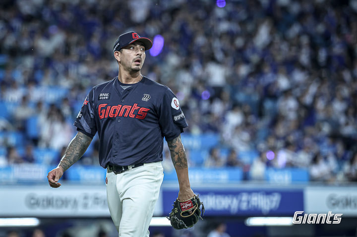 [서울=뉴시스] 프로야구 롯데 자이언츠 빈스 벨라스케즈가 16일 대구 삼성라이온즈파크에서 열린 2025 신한 쏠뱅크 KBO리그 삼성 라이온즈와의 경기에 불펜으로 등판해 공을 던지고 있다. (사진=롯데 자이언츠 제공) 2025.09.22 *재판매 및 DB 금지