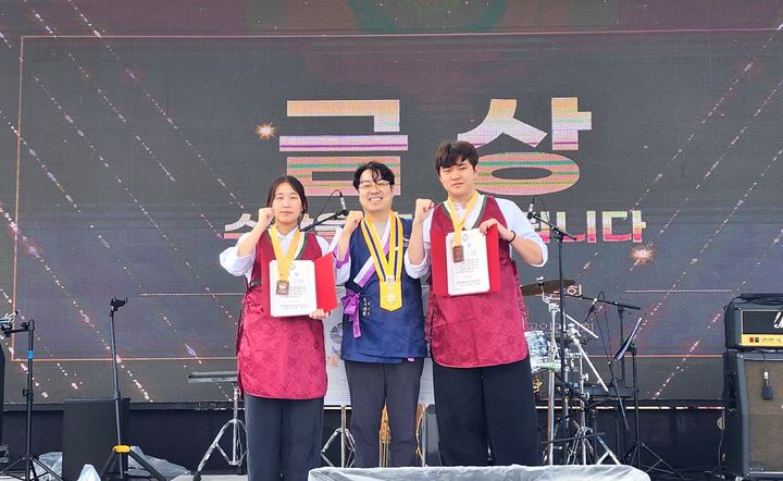 [대전=뉴시스] '2025 K-FOOD 한국음식 맛 체험 박람회'에서 상을 받은 배재대 학생들 기념촬영. (사진=배재대 제공) 2025.09.22. photo@newsis.com *재판매 및 DB 금지