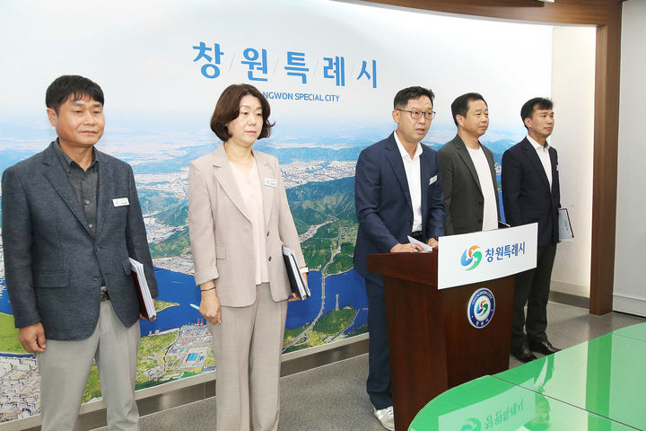 [창원=뉴시스] 강경국 기자 = 제종남 경남 창원시 마산회원구청장이 22일 추석 연휴 대비 종합대책 추진과 관련해 브리핑을 하고 있다. (사진=창원시청 제공). 2025.09.22. photo@newsis.com *재판매 및 DB 금지