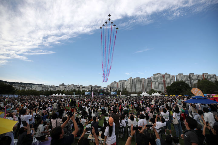 [광주=뉴시스] 지난 20~21일 광주 황룡친수공원 일대에서 '제3회 광산 뮤직 온(ON) 페스티벌'이 열린 가운데 공군 특수비행팀 블랙이글스가 에어쇼를 펼치고 있다. (사진=광주 광산구 제공) 2025.09.22. photo@newsis.com *재판매 및 DB 금지