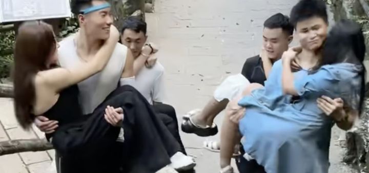 [서울=뉴시스] 중국 유명 산악 투어 사이트에서 새롭게 등장한 '등반 동행 서비스'가 남성 서비스 제공자와 여성 고객 간의 과도한 신체 접촉 논란에 휘말렸다. (사진=SCMP 갈무리) 2025.09.22 *재판매 및 DB 금지