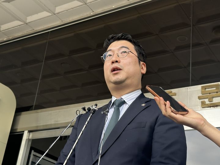 [대전=뉴시스] 22일 오전 대전 서구 둔산동 대전지법에서 고 김하늘양의 변호사가 취재진 질문에 답변하고 있다. 2025.09.22.kdh1917@newsis.com *재판매 및 DB 금지