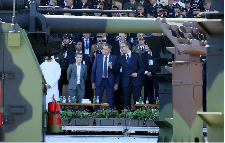 [베오그라드=신화/뉴시스] 20일 세르비아 베오그라드에서 열린 군사 퍼레이드에 알렉산다르 부치치 대통령(오른쪽)이 참관하고 있다. 세르비아의 군사퍼레이드는 11년 만이다. 2025.09.22. *재판매 및 DB 금지